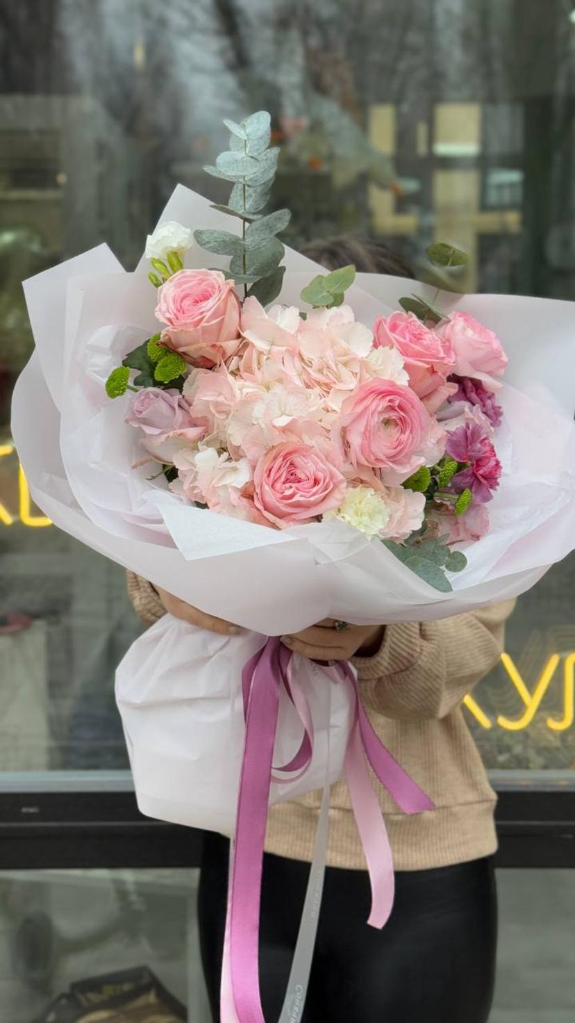 Mixed bouquet in marshmallow tones